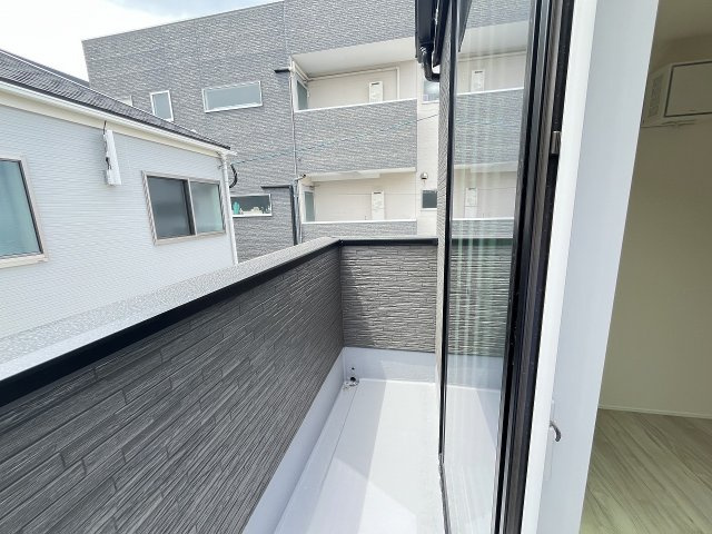 【バルコニー】 | 福岡市博多区新和町2丁目　2号棟（全3棟）【仲介手数料無料・0円】 | 施工例。施工例は完成時と異なる場合があります。