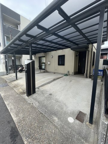 柳邸の駐車場