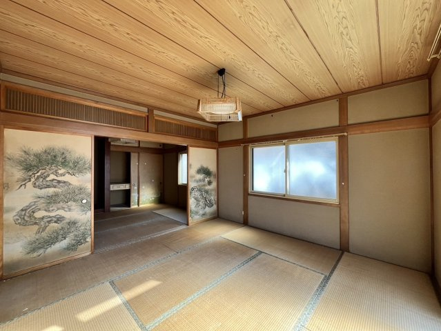 三戸郡五戸町字地蔵岱の和室|【リフォーム中】1階8帖和室の別角度です。畳表替え、クロス張替、照明交換等を行います。