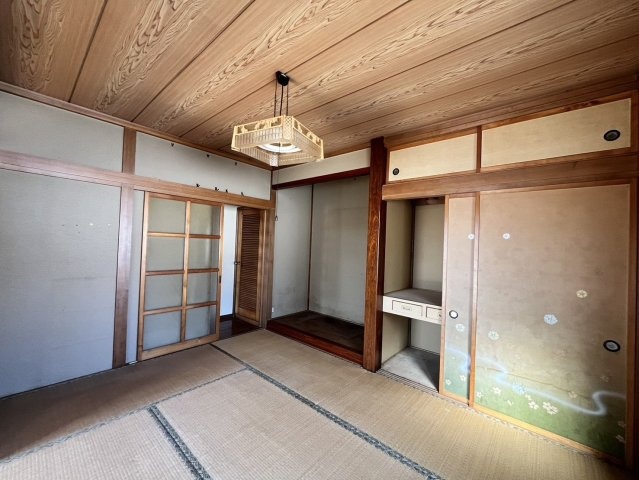 三戸郡五戸町字地蔵岱の和室|【リフォーム中】1階6帖和室の別角度です。畳表替え、クロス張替、照明交換等を行います。