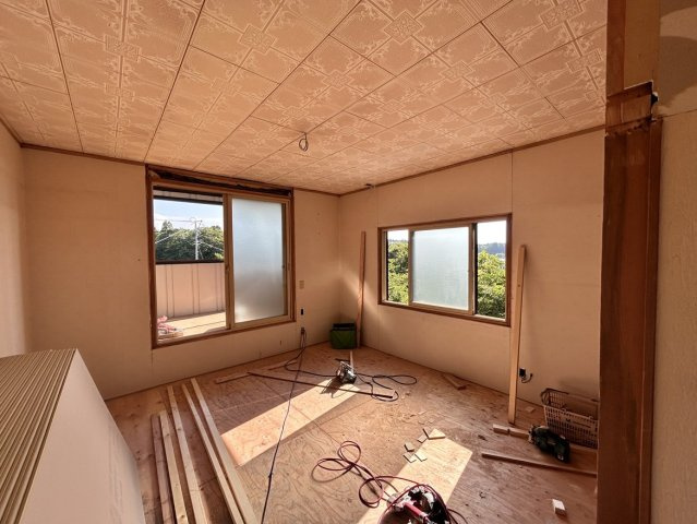 三戸郡五戸町字地蔵岱の洋室|【リフォーム中】2階8.5帖洋室の別角度です。フローリング張り、壁天井クロス仕上げ、照明新品交換等を行います。