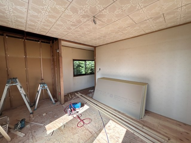 三戸郡五戸町字地蔵岱の洋室|【リフォーム中】2階南東側6帖洋室です。フローリング張り、壁天井クロス仕上げ、照明新品交換等を行います。