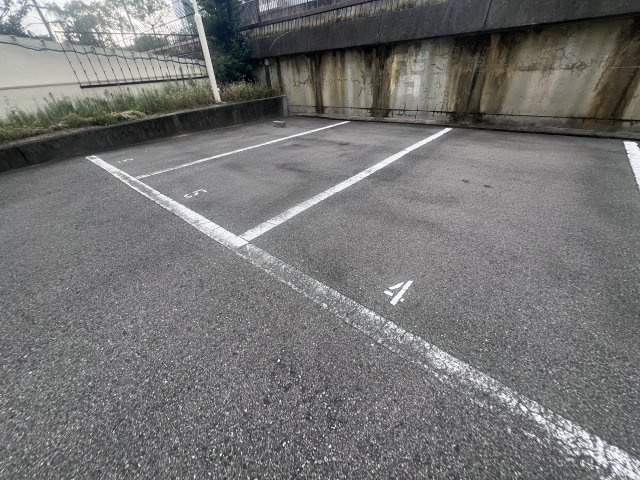 朝霧住宅の駐車場
