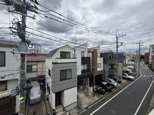 【展望】 | 周囲に高い建物が少なく、空を広く感じられるロケーション。バルコニーは洗濯物を干すだけでなく、ちょっとした気分転換の場所としても活躍。開放感あふれる暮らしが叶います！