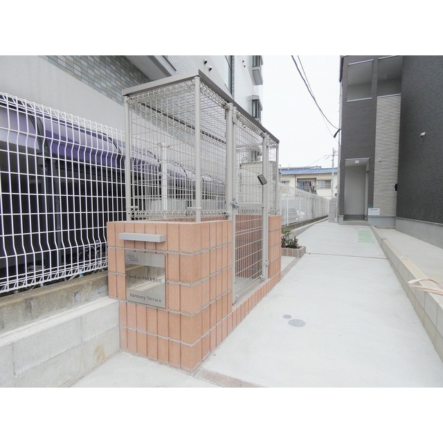福岡市東区松香台２丁目のアパートのエントランス