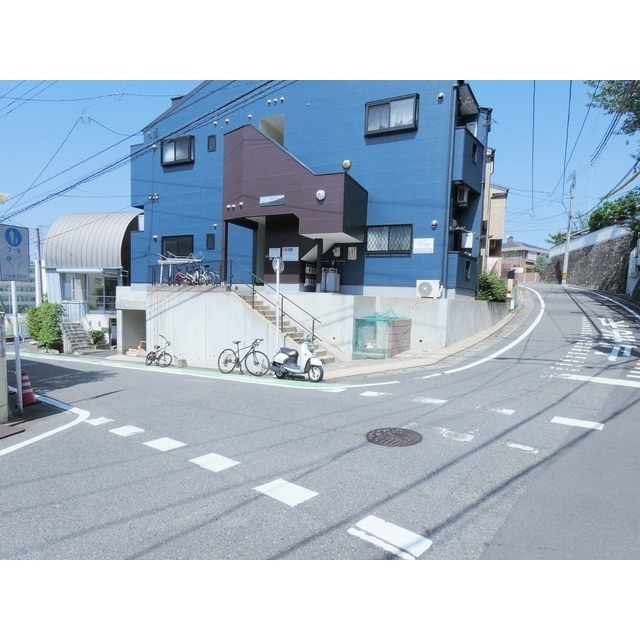 福岡市中央区平尾３丁目のアパートのエントランス
