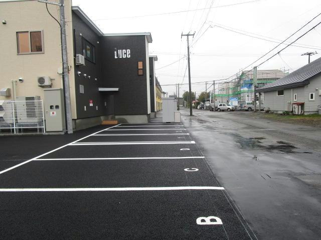 Luce（西16条）の駐車場