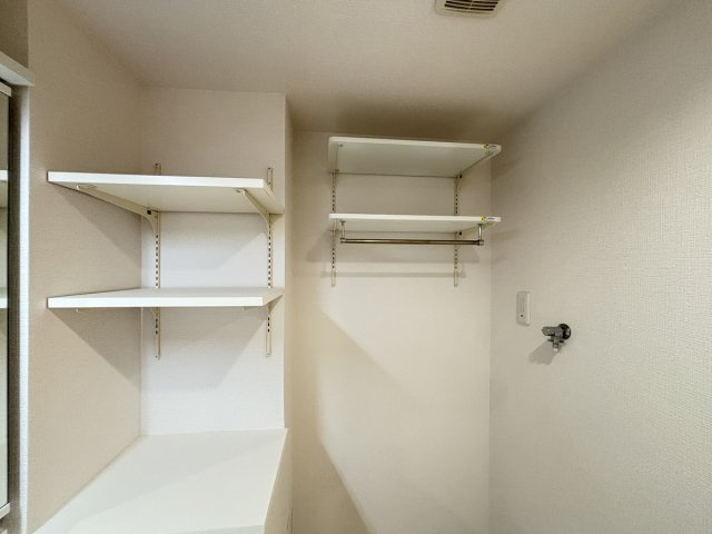 洗濯機置き場上、可動棚