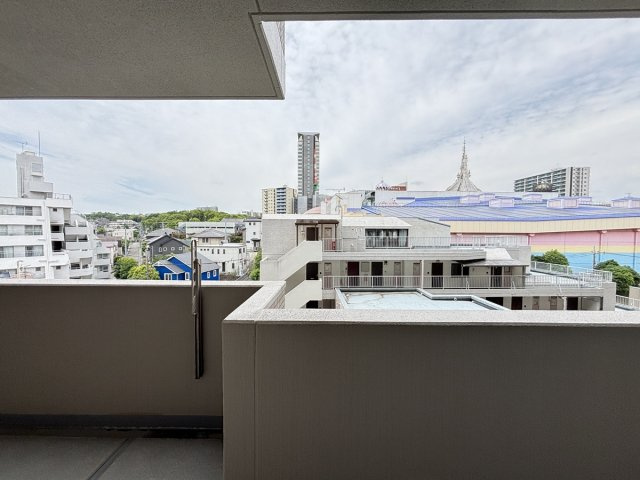 前方のカラフルな建物はサンリオピューロランドです！