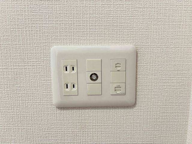 リビング内側居室内、コンセント。