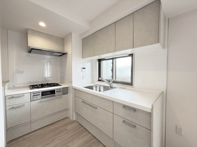 L字型に綺麗に収まったシステムキッチンです！少ない動作でコンロとシンクで作業ができます！