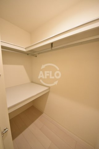 プレミアス梅田の収納|プレミアス梅田　ウォークインクローゼット