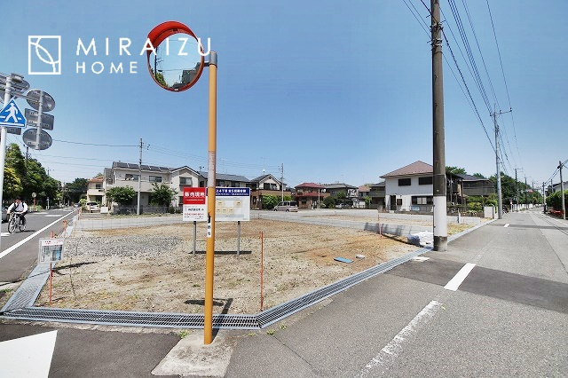 【外観】 | 運転が不安な方も安心な前面道路、きちんと幅員のある道路は女性にも安心です。整備されている道路は気持ちも良いですね♪