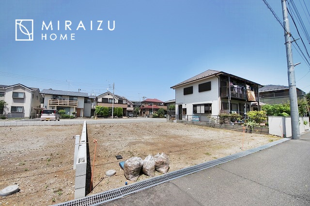 【前面道路含む現地写真】 | お車の運転に自信のない方でも安心かなと思います。とても解放感があり、日当たりも気持ちよさそうです。