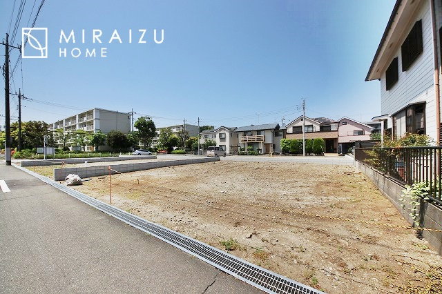 【前面道路含む現地写真】 | ＼静かな環境で落ち着いた暮らしをご希望のお客様／広さと価格のバランスの良いマイホーム！近隣施設にも恵まれ立地！詳細、ご見学希望・資料請求ミライズホームお気軽にお問合せ下さい♪