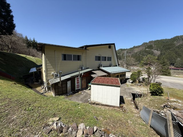 26/5/1新規　戸建　高山市丹生川町大谷　1000万　中古旅館の外観