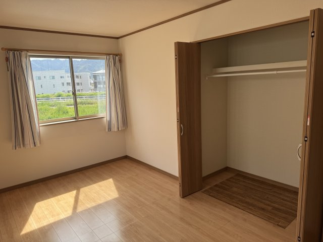 下川原六丁目戸建て物件の洋室|２階西側洋室　窓から丸子川や山の眺望が心休まる眺め　収納が２か所あり便利