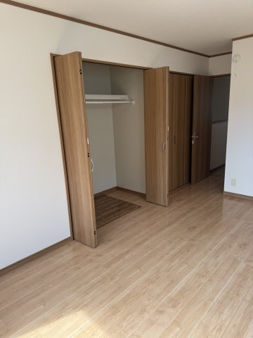 下川原六丁目戸建て物件の収納|２階西側洋室　収納　２か所あります