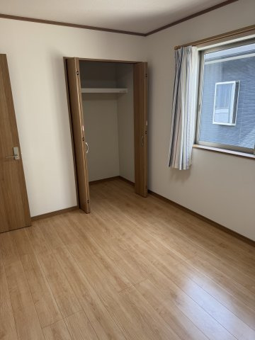 下川原六丁目戸建て物件の洋室|２階中央洋室　収納あり