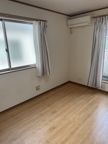 下川原六丁目戸建て物件の洋室|２階東側洋室　東側腰窓と南側掃き出し窓で風通しもよく明るい部屋