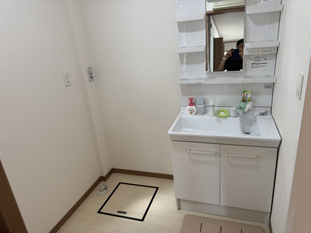 下川原六丁目戸建て物件の洗面所|洗濯機と洗面化粧台　浴室の隣で更衣室としても使用　すりガラスの押し窓があり明るい清潔感のある水回り空間