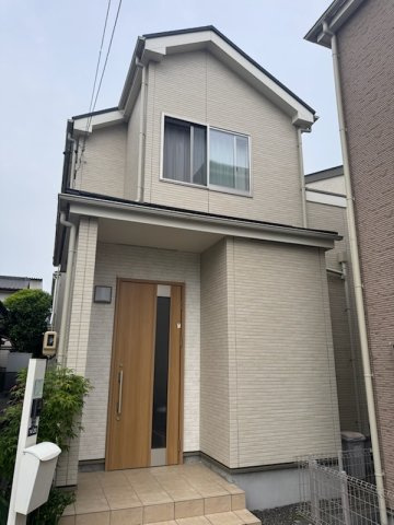 下川原六丁目戸建て物件の外観|入口はコンパクトに奥に広い作りになっています。玄関前が駐車場　縦列に２台駐車可能
