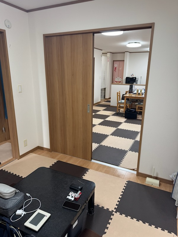 下川原六丁目戸建て物件の洋室|玄関横の洋室　玄関からも入れてリビング側の戸を開ければリビングとオープンスペースになり扉を閉めれば書斎のようなプライベートスペースにかわります