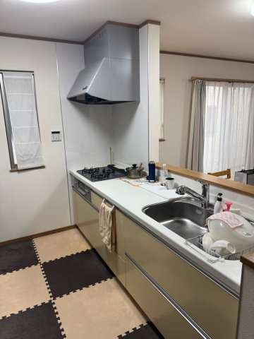 下川原六丁目戸建て物件のキッチン|家族の様子を見ながら料理ができるキッチン　３口コンロもシンクもきれいで使いやすいキッチン