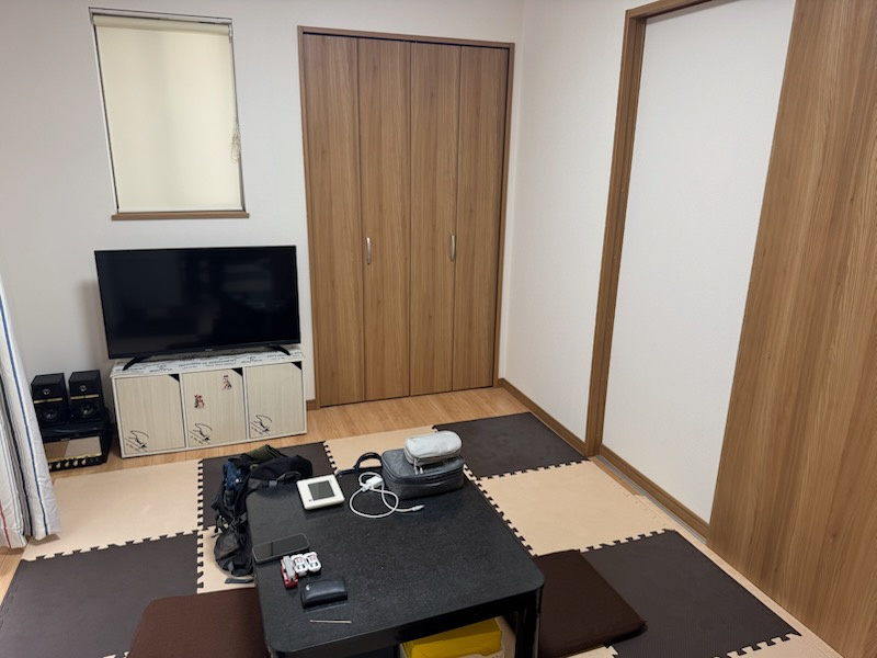 下川原六丁目戸建て物件の洋室|１階玄関横の洋室