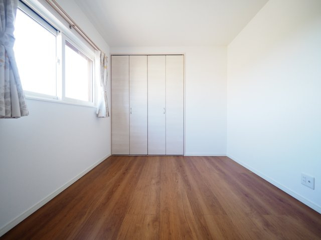 【洋室】 | 【中古戸建住宅】大仙市大曲田町 令和4年新築 大曲小学校区の3LDK戸建住宅カーポート・物置あり | スタンダードな洋室です