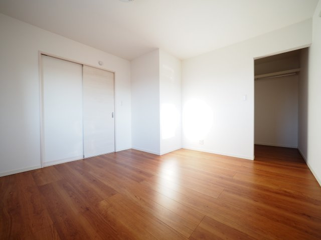 【洋室】 | 【中古戸建住宅】大仙市大曲田町 令和4年新築 大曲小学校区の3LDK戸建住宅カーポート・物置あり | 落ち着いた色調の洋室です