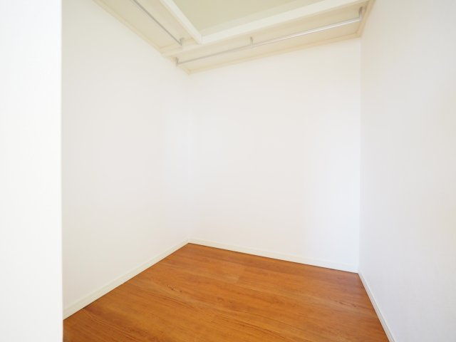 【収納】 | 【中古戸建住宅】大仙市大曲田町 令和4年新築 大曲小学校区の3LDK戸建住宅カーポート・物置あり | ウォークインクローゼット　たっぷりとした収納スペースです