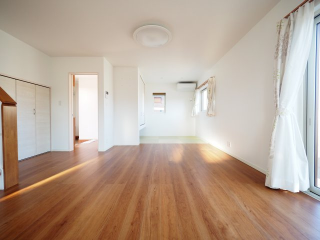 【居間・リビング】 | 【中古戸建住宅】大仙市大曲田町 令和4年新築 大曲小学校区の3LDK戸建住宅カーポート・物置あり | ゆったり過ごせる居間です