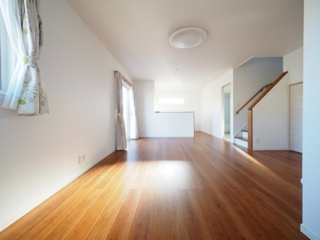 【居間・リビング】 | 【中古戸建住宅】大仙市大曲田町 令和4年新築 大曲小学校区の3LDK戸建住宅カーポート・物置あり | おしゃれな居間です