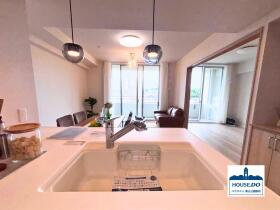 ペット可♪南東向き住戸！リーデンススクエアザ・シーズのキッチン|家族やゲストとの会話が自然と弾む、開放感あふれるカウンターキッチン。料理をしながらリビング・ダイニングを見渡せる設計で、お子さまの様子を見守りつつ安心して家事ができます。