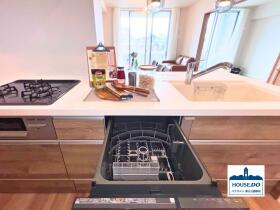 ペット可♪南東向き住戸！リーデンススクエアザ・シーズのキッチン|最新設備をそなえたシステムキッチンが、作業効率を大幅にUPします。