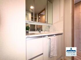 ペット可♪南東向き住戸！リーデンススクエアザ・シーズの独立洗面台|清潔感のある独立三面鏡洗面台を備えた洗面所となっています。