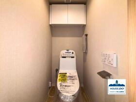 ペット可♪南東向き住戸！リーデンススクエアザ・シーズのトイレ|収納に困らない、実用的な棚付きトイレ。
トイレットペーパーや芳香剤をスッキリ収納でき、見た目も清潔感たっぷりです。