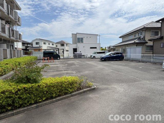 ガーデンパレスカネブンAの駐車場