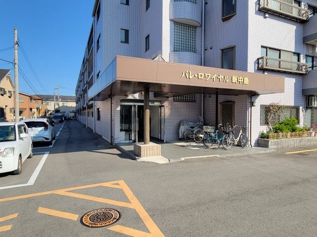 パレ・ロワイヤル新中島のエントランス