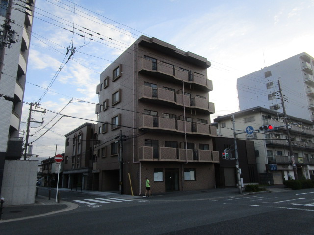 大阪市東住吉区鷹合３丁目のビルの外観