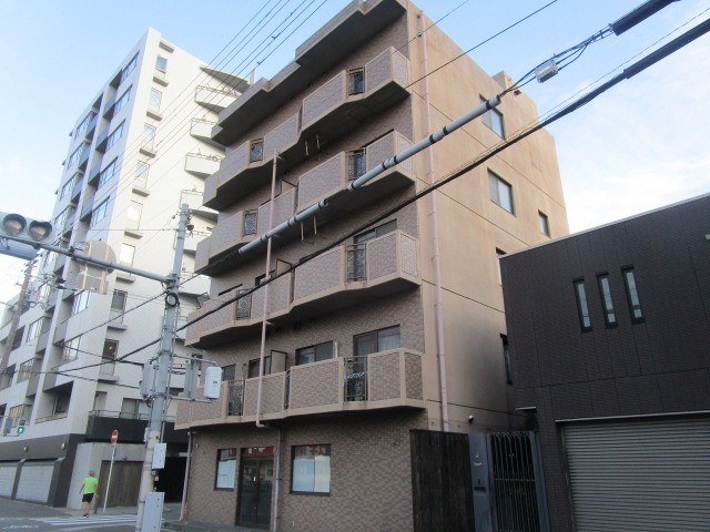 大阪市東住吉区鷹合３丁目のビルの外観