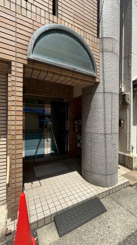 【エントランス】ラ　ファミーユ