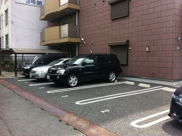 フローラル今池の駐車場