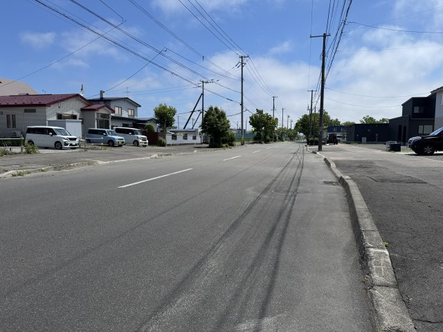 愛国西４丁目　売土地の周辺|道路東方向。歩道もしっかり整備されています。
