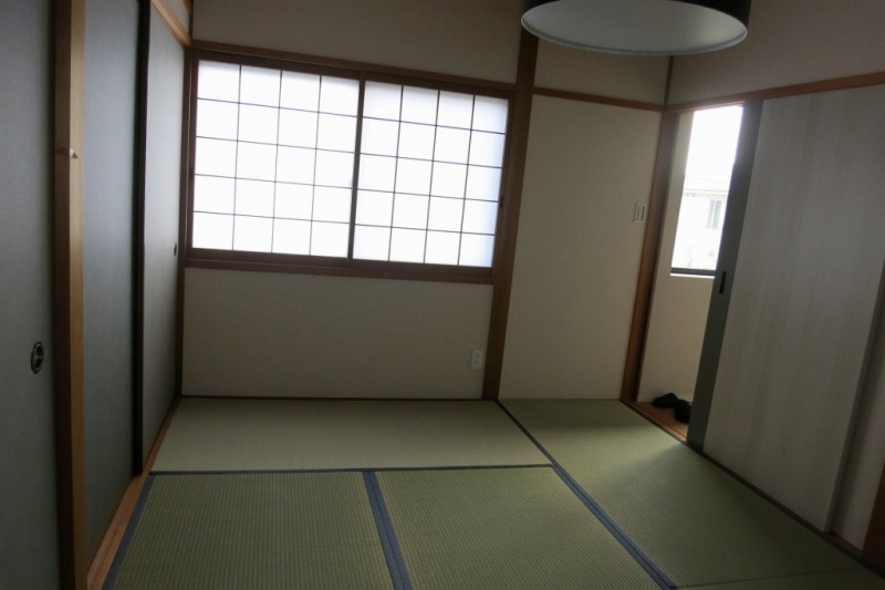 「内外装全面リフォーム」高知市春野町南ヶ丘9丁目　中古一戸建ての和室|畳も新調済み！伝統とモダンが調和する落ち着きの和室6帖