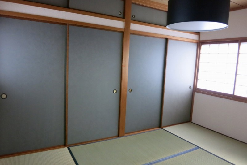 「内外装全面リフォーム」高知市春野町南ヶ丘9丁目　中古一戸建ての和室|グレー調のモダンな襖。開閉で空間をフレキシブルに使えます◎