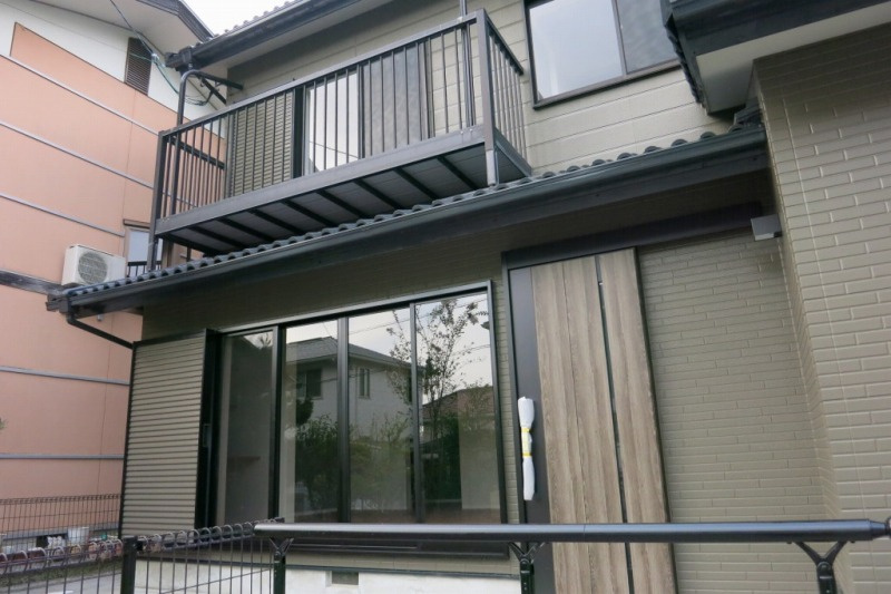「内外装全面リフォーム」高知市春野町南ヶ丘9丁目　中古一戸建ての外観|シックなアースカラーの外壁。1階には雨戸付きで防犯も安心