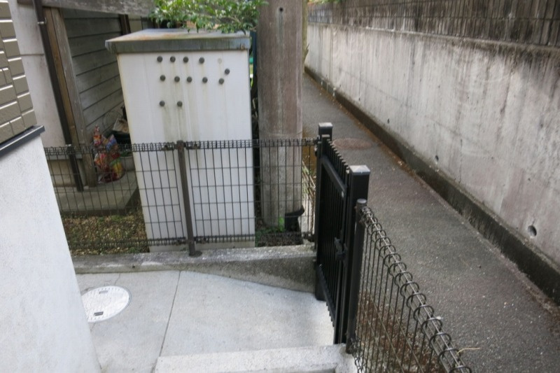 「内外装全面リフォーム」高知市春野町南ヶ丘9丁目　中古一戸建てのその他|フェンスと門扉でしっかり区画。防犯面にも配慮された設計