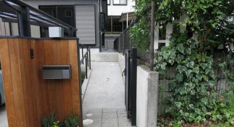 「内外装全面リフォーム」高知市春野町南ヶ丘9丁目　中古一戸建てのその他|モダンな木目調門柱がお出迎え。ベビーカーも安心のスロープ仕様♪